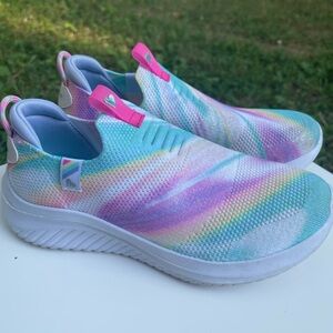 Girls Sketchers. Air cooled . Memory foamed . Stretch fit sneakers